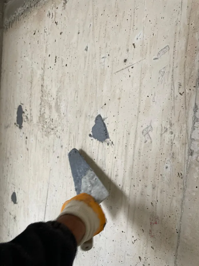 Mala ile beton yüzeyde tamir harcı uygulaması