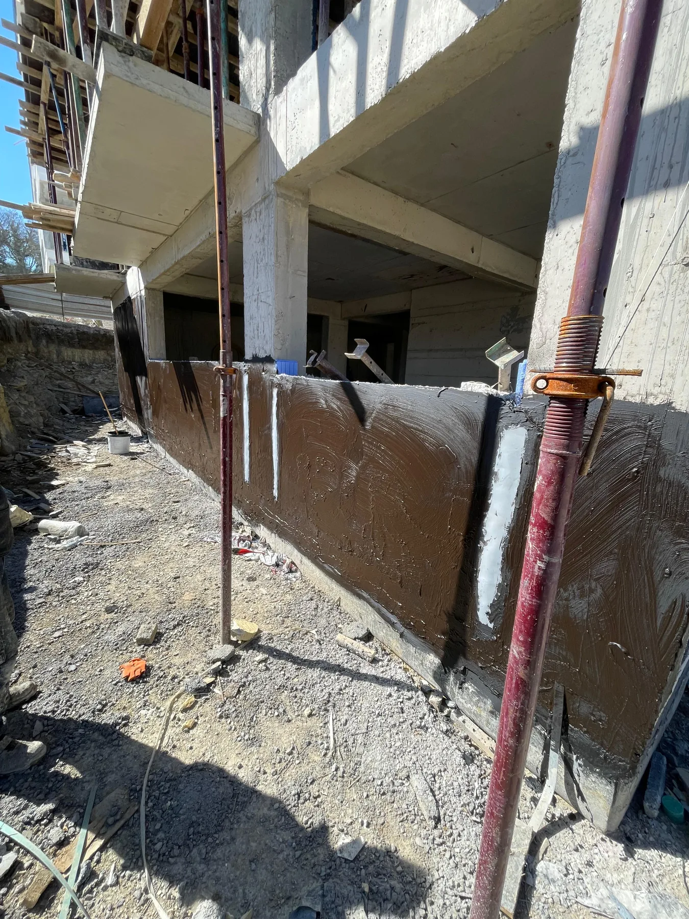 Kazı içinde perde betona uygulanmış siyah bohçalama