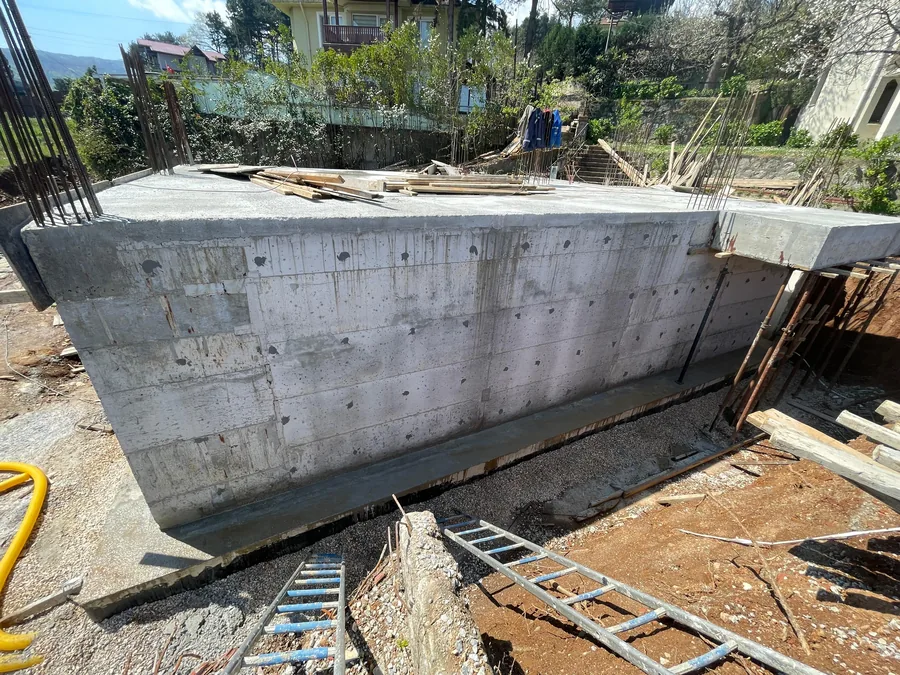 Kazı içinde kalıbı alınmış bodrum perdesi