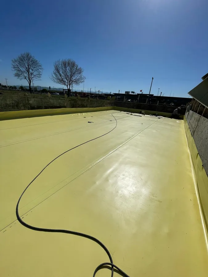 Depo tabanında sarı likit membran uygulaması