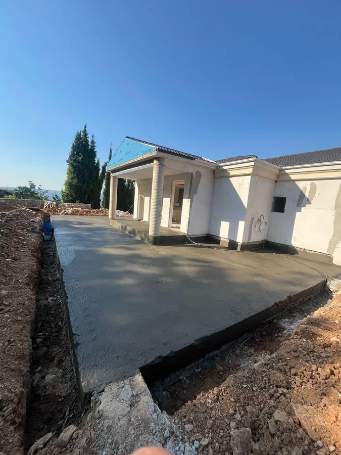 Villa çevresinde yeni dökülmüş çevre betonu