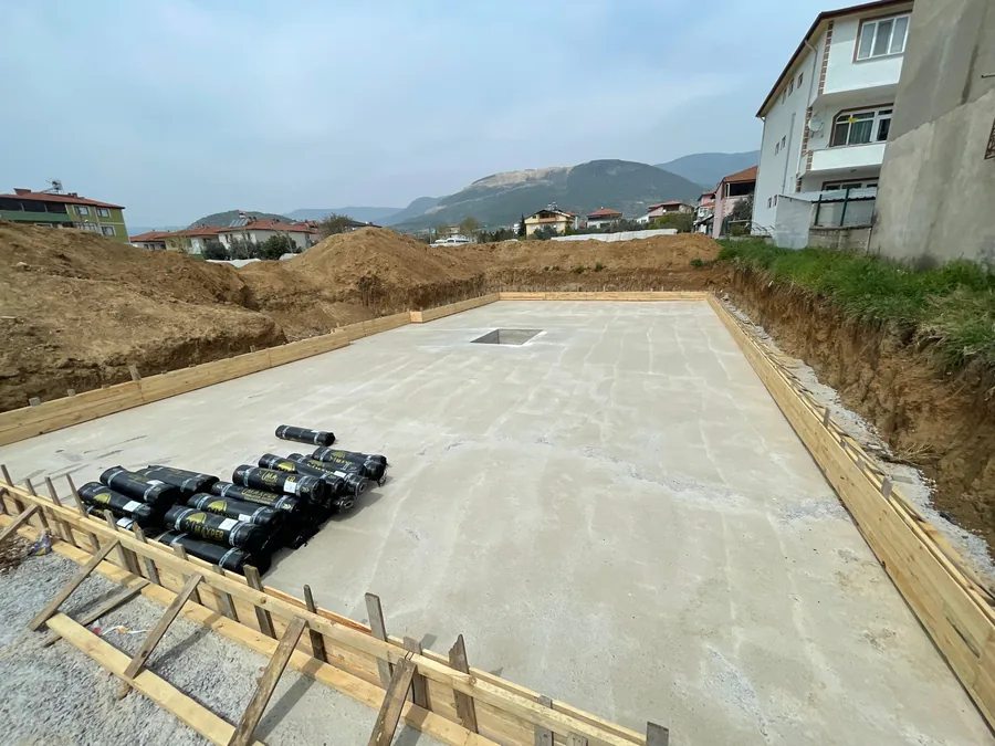 Grobeton üstünde kalıp kurulmuş temel alanı