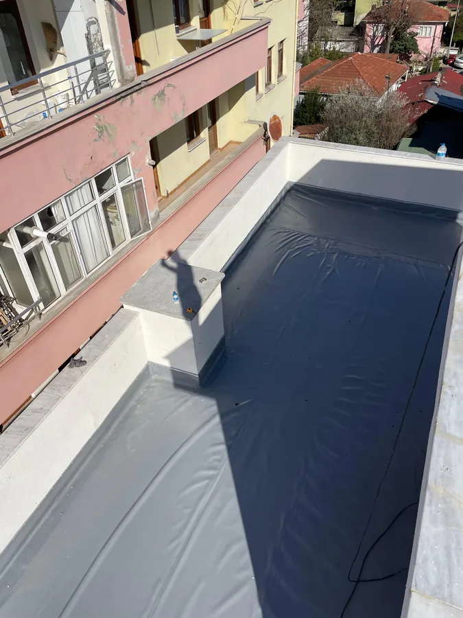 Bina arasında balkon ve teras yüzeyinde membran