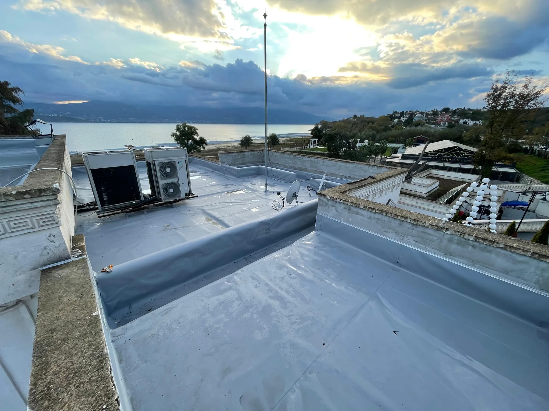 Gün batımında tamamlanmış teras çatı membranı ve parapet dönüşü