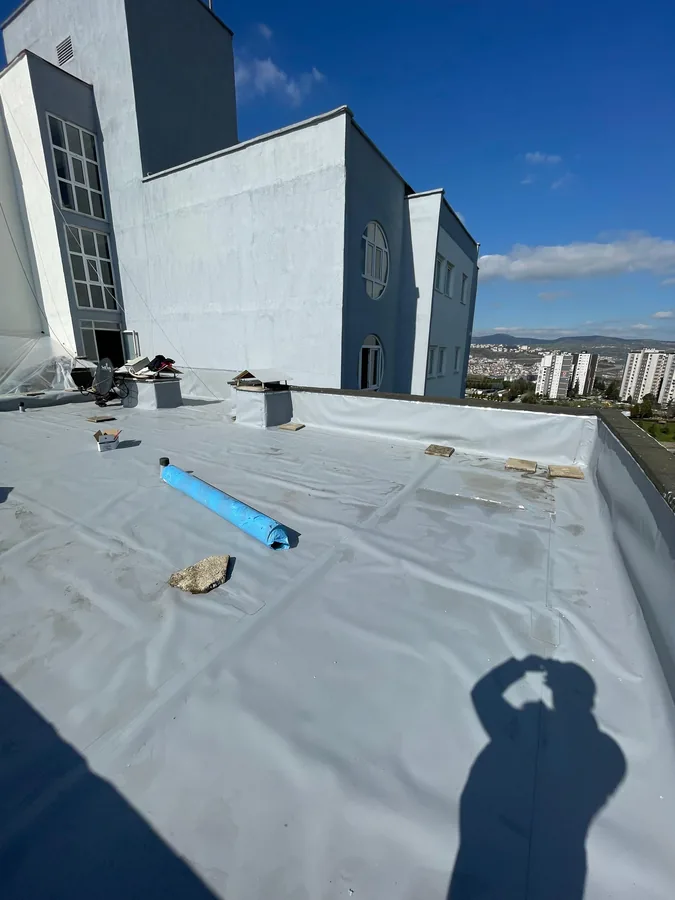Teras çatı membranı ve parapet dönüşü, arka planda yapı