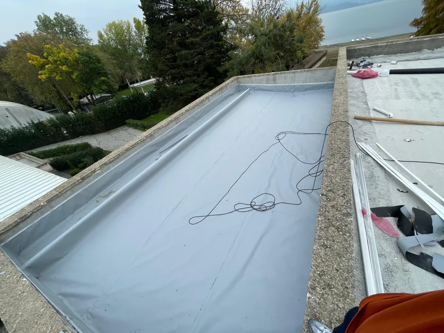 Teras çatıda gri membran ve parapet dibi dönüşü