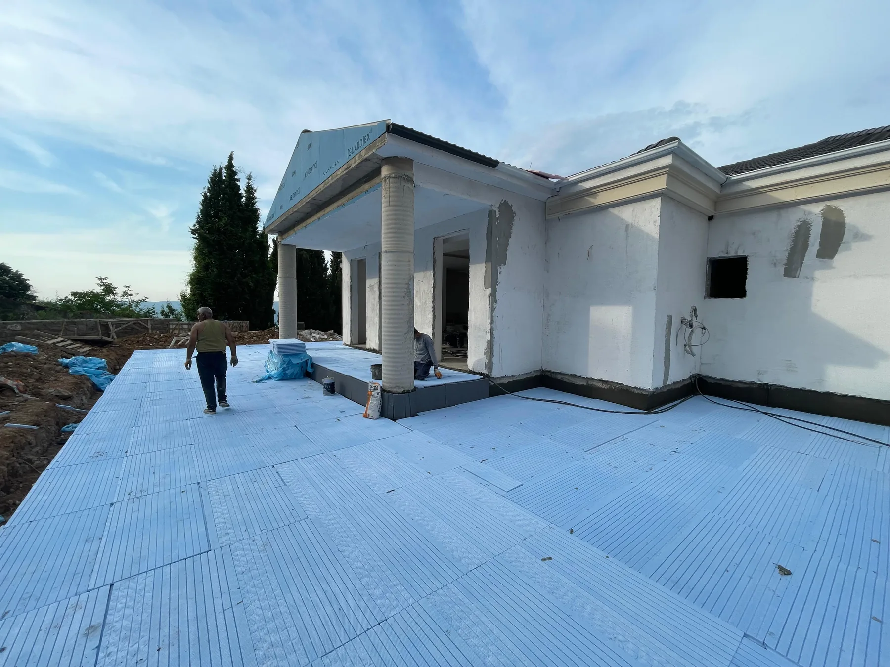 Villa terasında serilmiş su yalıtım membranı ve koruma katmanı